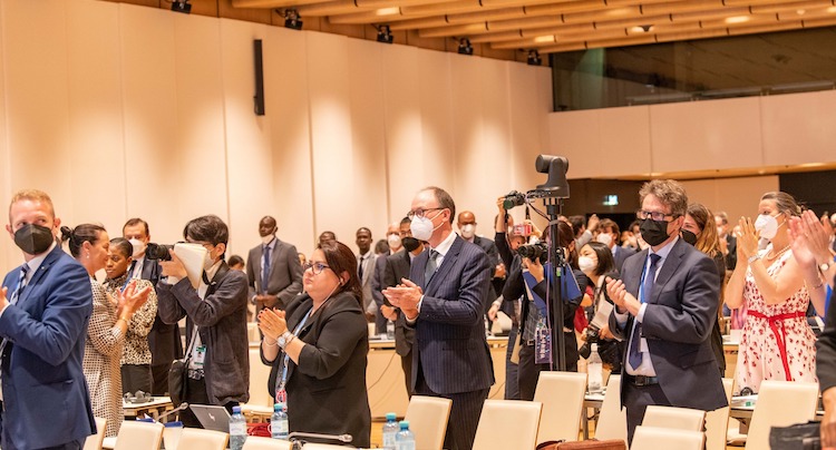 Foto: Aplausos após a adopção da declaração política e do plano de acção, uma vez que o 1MSPTPNW terminou no dia 23 de Junho em Viena. Crédito: Viena das Nações Unidas.