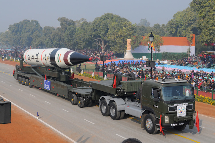 फोटो: जनवरी 2013 में गणतंत्र दिवस परेड में भारत की अग्नि-5 बैलिस्टिक मिसाइल। स्रोत: रक्षा मंत्रालय, भारत सरकार।
