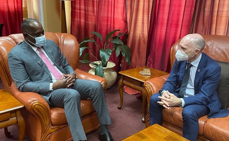 Foto: O Secretário Executivo Floyd da CTBTO encontra-se com o Primeiro-Ministro da Dominica, Roosevelt Skerrit. Crédito: CTBTO