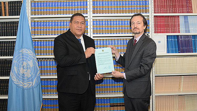 Photo (left to right): Tuvalu’s Permanent Representative to the United Nations, Samuelu Laloniu and Andrei Kolomoets, Officer-in-Charge of the Treaty Section of the UN Office of Legal Affairs. Source: CTBTO