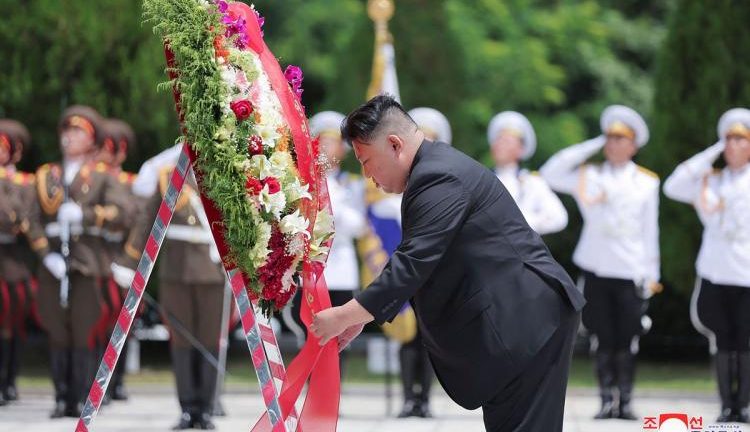 This undated picture released by North Korea’s official Korean Central News Agency (KCNA) on 26 July 2023 shows North Korean leader Kim Jong Un (central) laying a wreath at the Chinese People’s Volunteers Martyrs’ Cemetery in South Pyongan Province ahead of the 70th Anniversary of the victory of the Fatherland Liberation War. Photo: VCG