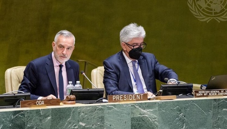 Photo : L'ambassadeur Gustavo Zlauvinen (à gauche) présidant la conférence d'examen du TNP, qui a duré quatre semaines et s'est terminée le 26 août. Source : ACA-Arms Control Association.